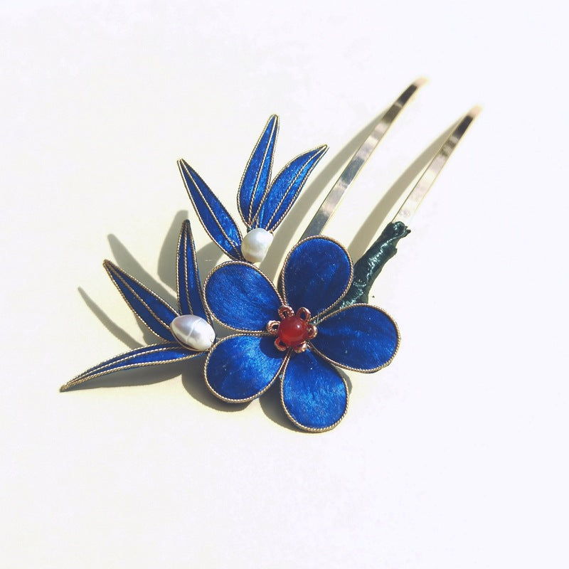 Close-up of painted petals and subtle gold-tone detailing on the pin head