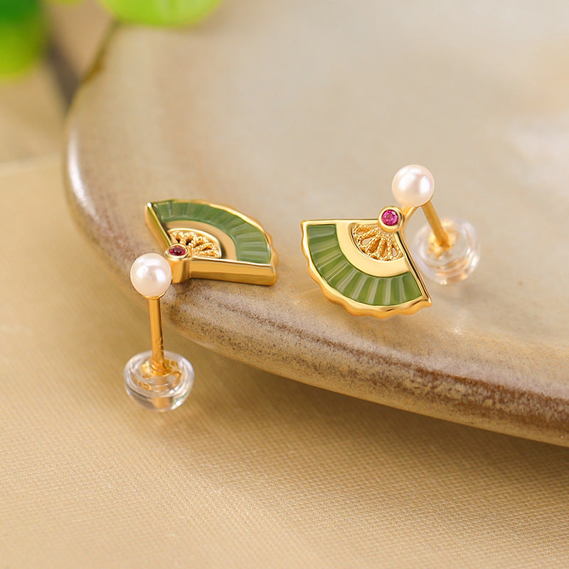 Openwork green studs earrings, paired display
