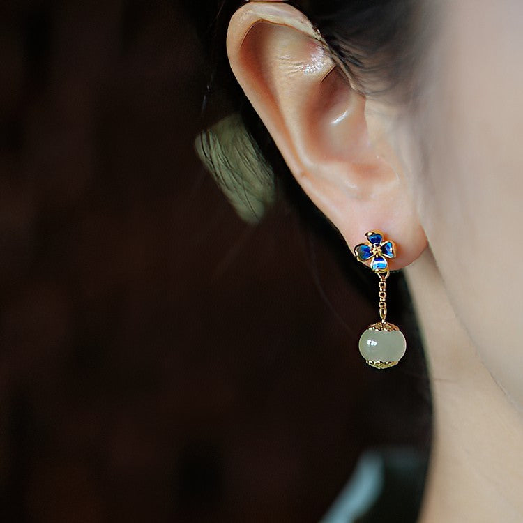 Four-leaf green earrings earrings, close detail