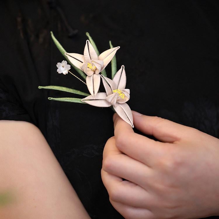Silk Tulip Brooch Handmade Ronghua Velvet Flower