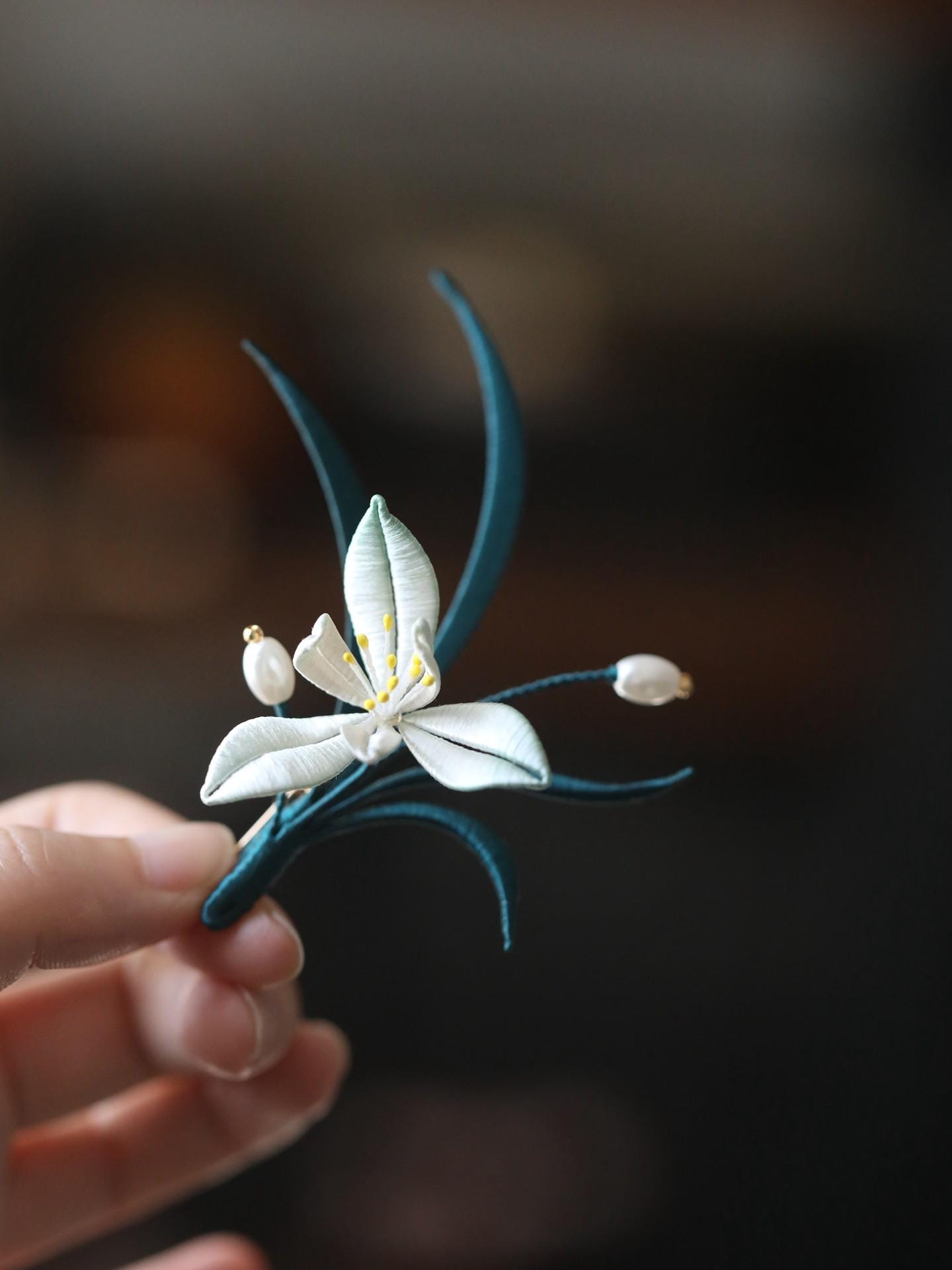 Silk Butterfly Brooch Handmade Ronghua Velvet Flower