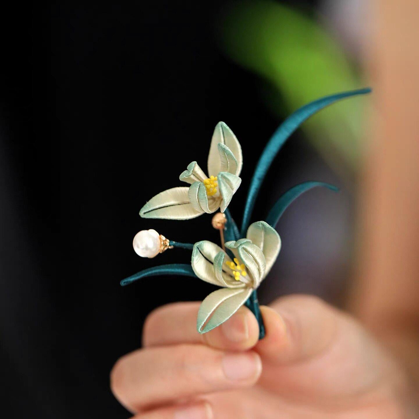 Silk Butterfly Brooch Handmade Ronghua Velvet Flower